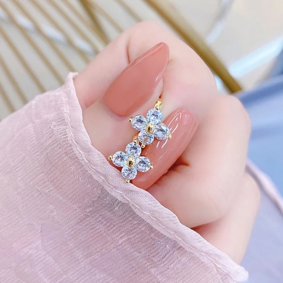 Cute Flower Hoop Earrings - Picture 3 of 4